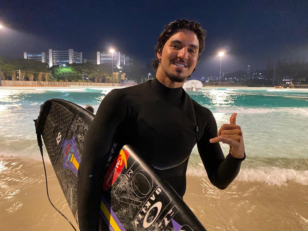 Gabriel Medina volta a surfar em maio, na piscina de ondas que ele tem em São Paulo — Foto: David Abramvezt
