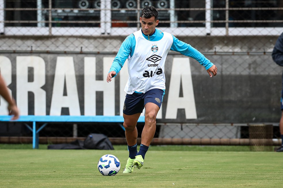 Fora do Gre-Nal, Cristaldo treinou com reservas neste domingo — Foto: Angelo Pieretti / Grêmio FBPA