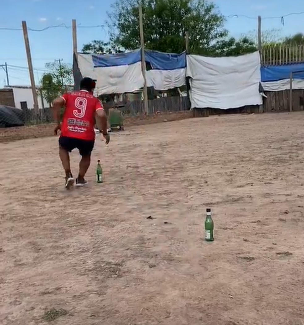 Diego Díaz treinando com garrafas vazias de fernet — Foto: Reprodução/ redes sociais