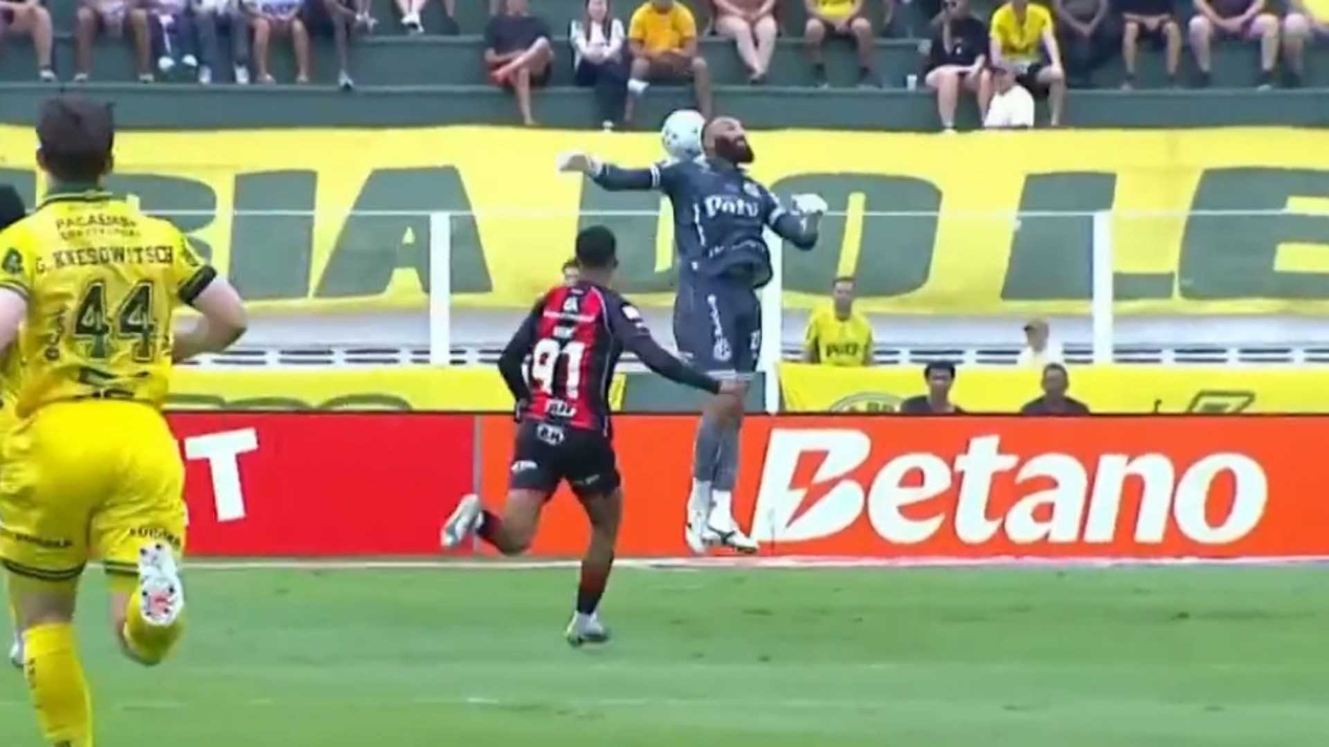 Goleiro Alex Muralha falha ao tentar sair do gol durante partida contra o Vitória