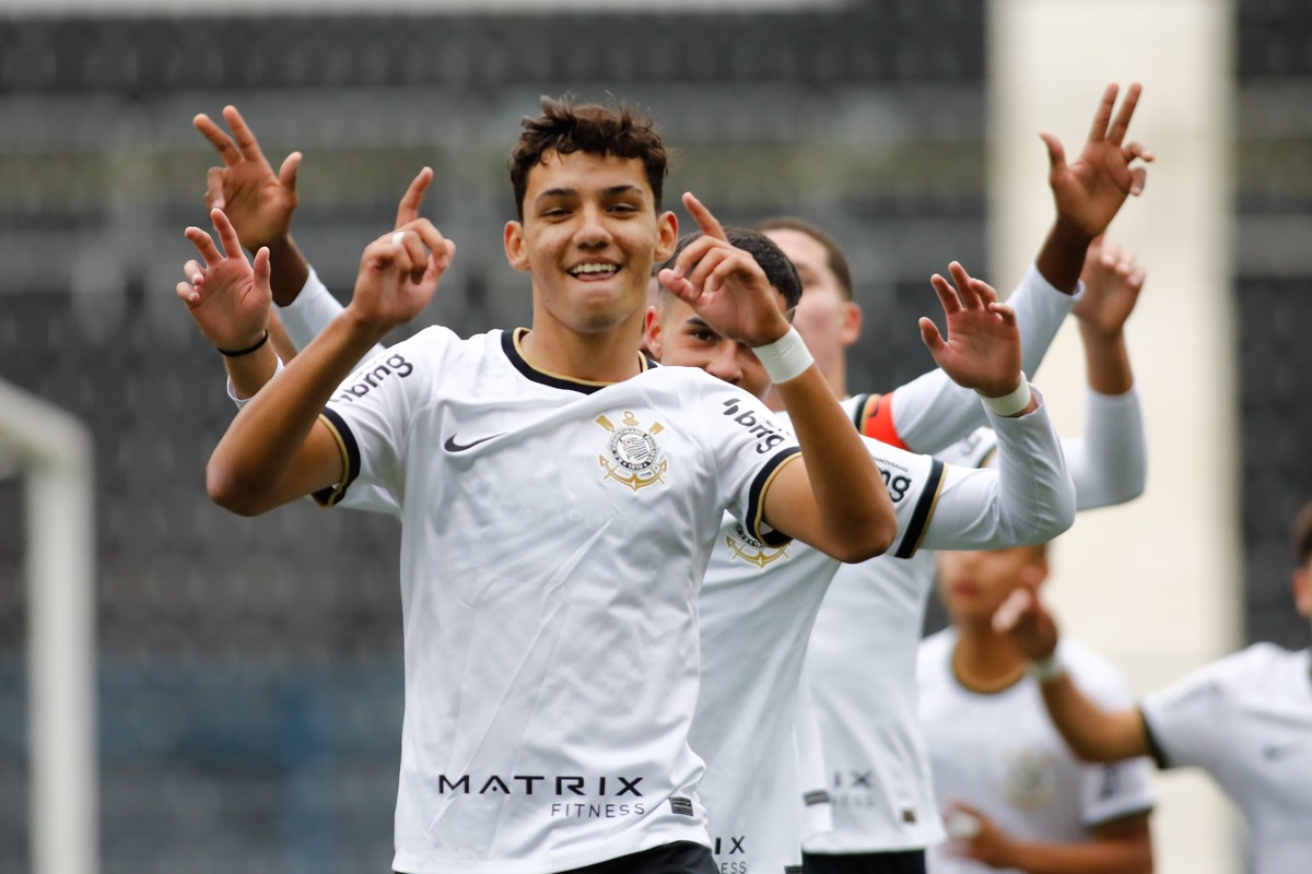 Artilheiro do Corinthians sub-17, Beto já foi reprovado no Santos e monitorado pelo São Paulo