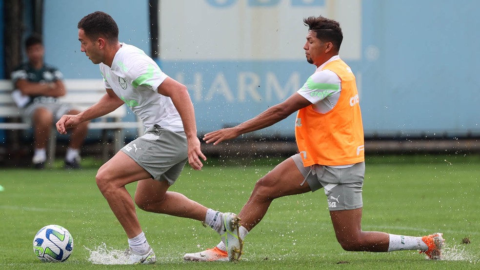 Fabinho e Rony em treino do Palmeiras na manhã desta sexta-feira — Foto: Cesar Greco/Palmeiras