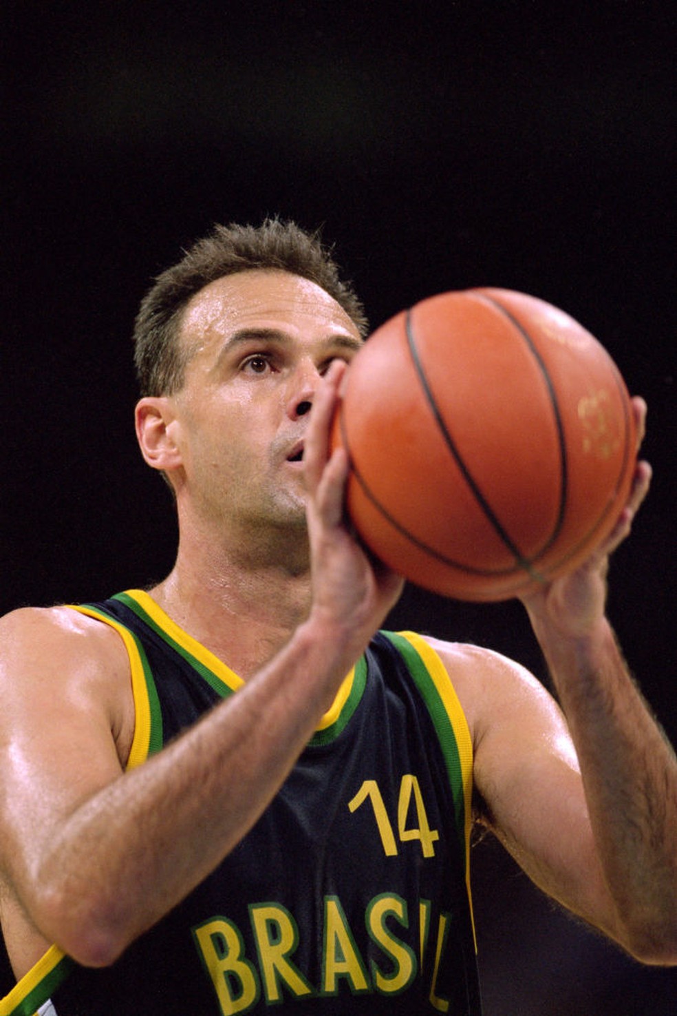 Oscar Schmidt em ação pelo Brasil. Até hoje, "Mão Santa" é o maior cestinha da seleção — Foto: Doug Pensinger