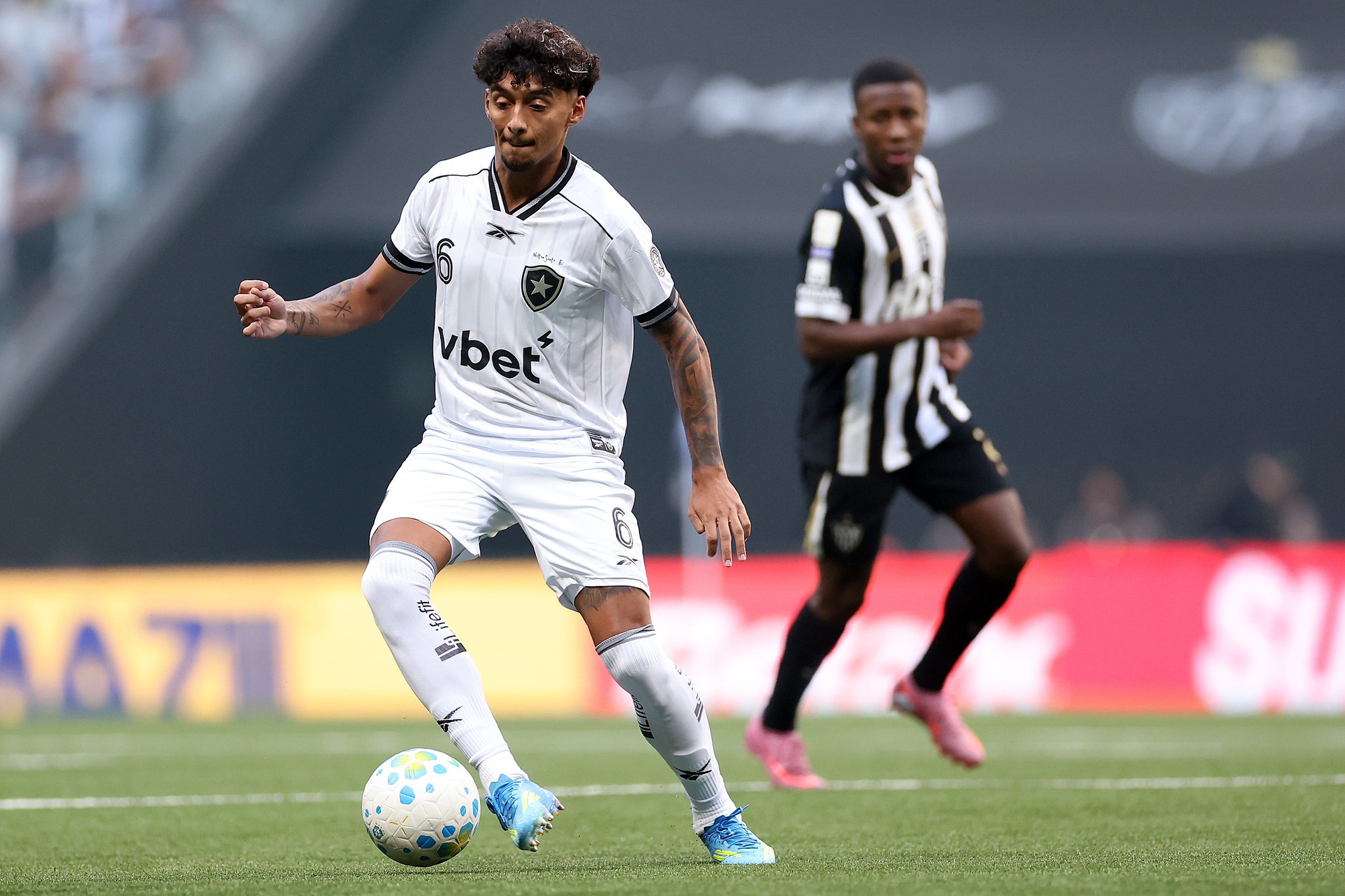 Insistência do Botafogo é premiada em tarde de oscilações contra o Galo