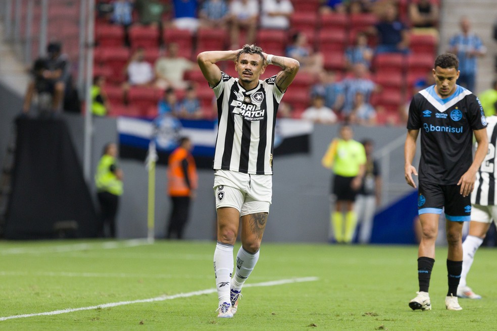 Tiquinho Soares lamenta lance em Gr�mio x Botafogo � Foto: Kayan Mendes/AGIF