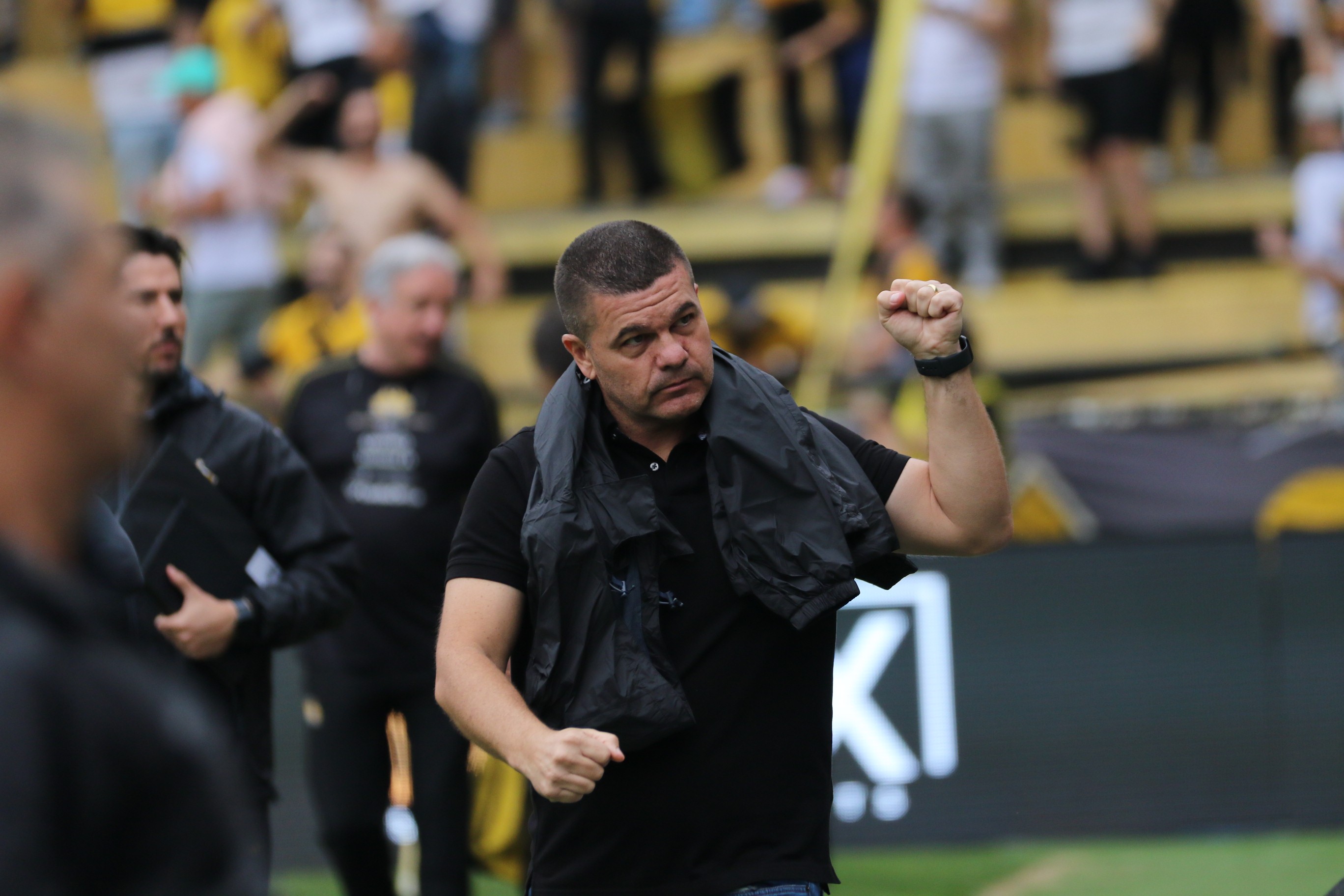 Em estreia com vitória e quebra de jejuns no Criciúma, Louzer exalta torcida: "Um espetáculo"