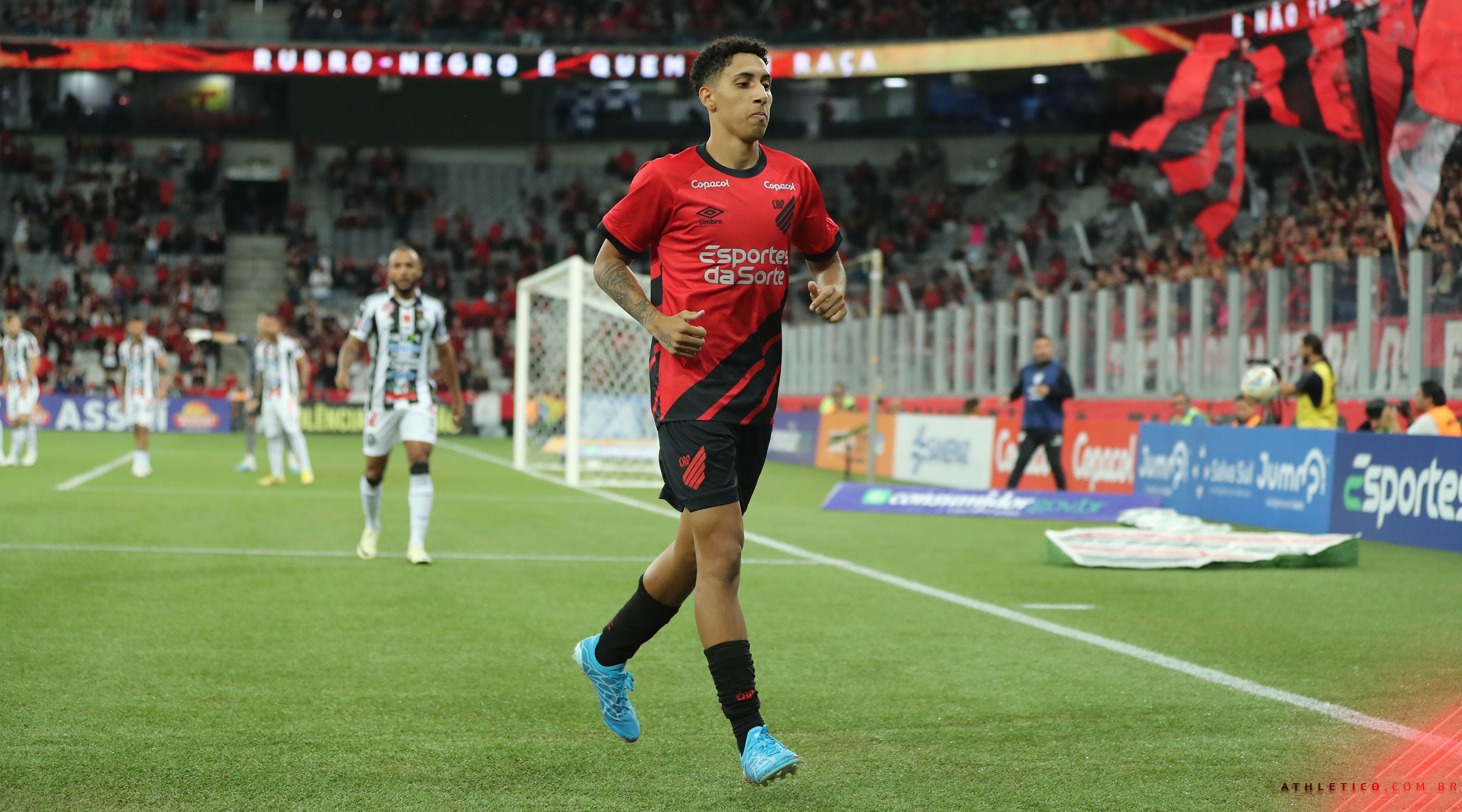 Com início promissor no Athletico, Felipinho ganha elogios e acumula ...