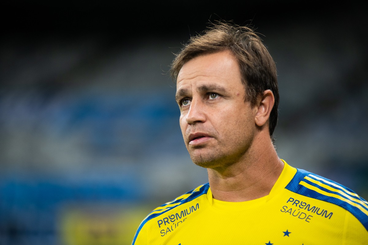 Felipe Conceição expõe crise no Cruzeiro em 2021 e fala sobre recusa de jogador caro