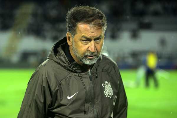 Augusto Melo se retrata com ex-assessora do Corinthians após ofensa; julgamento adiado.