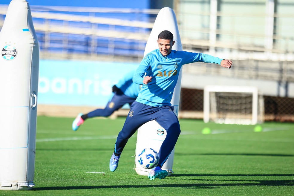 Luis Eduardo treina com bola no CT do Grêmio, em Porto Alegre — Foto: Lucas Uebel / Grêmio Divulgação