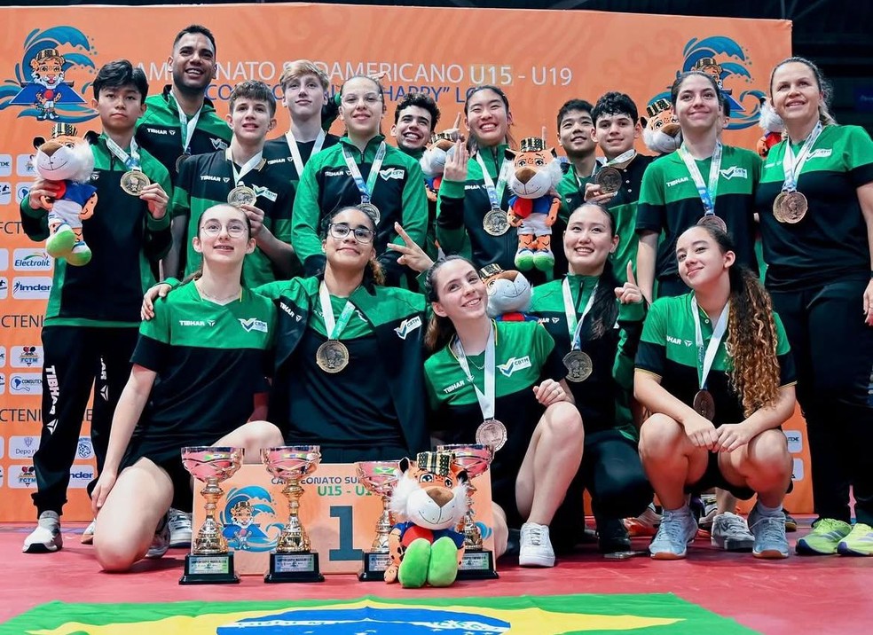 Júlia Hatakeyama e equipe na Seleção Brasileira de Tênis de Mesa — Foto: Reprodução Redes Sociais