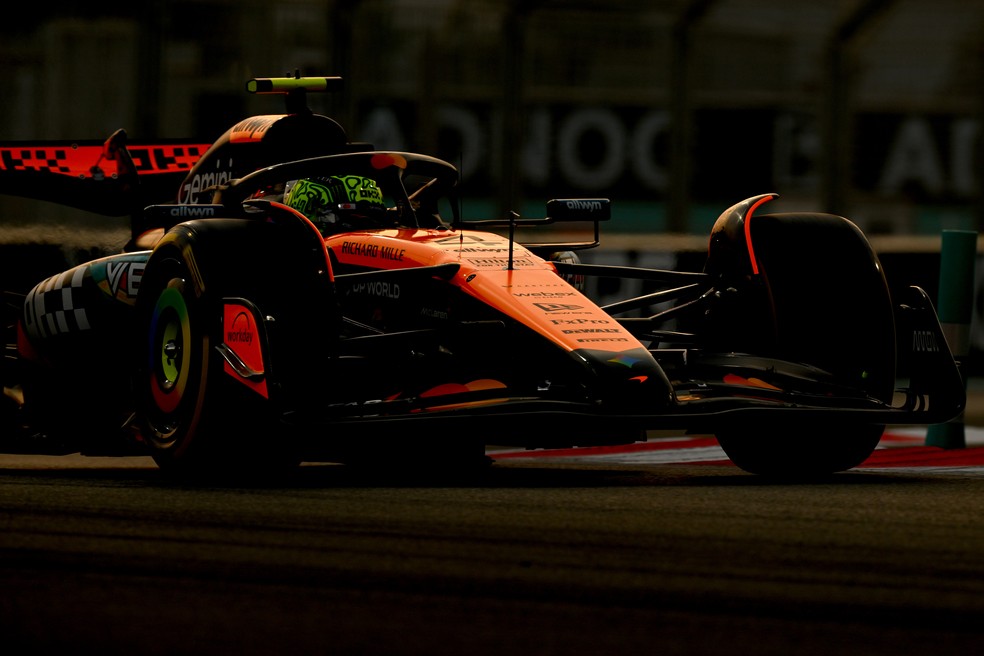 Lando Norris no segundo treino livre para o GP de Abu Dhabi &mdash; Foto: Clive Mason/Getty Images