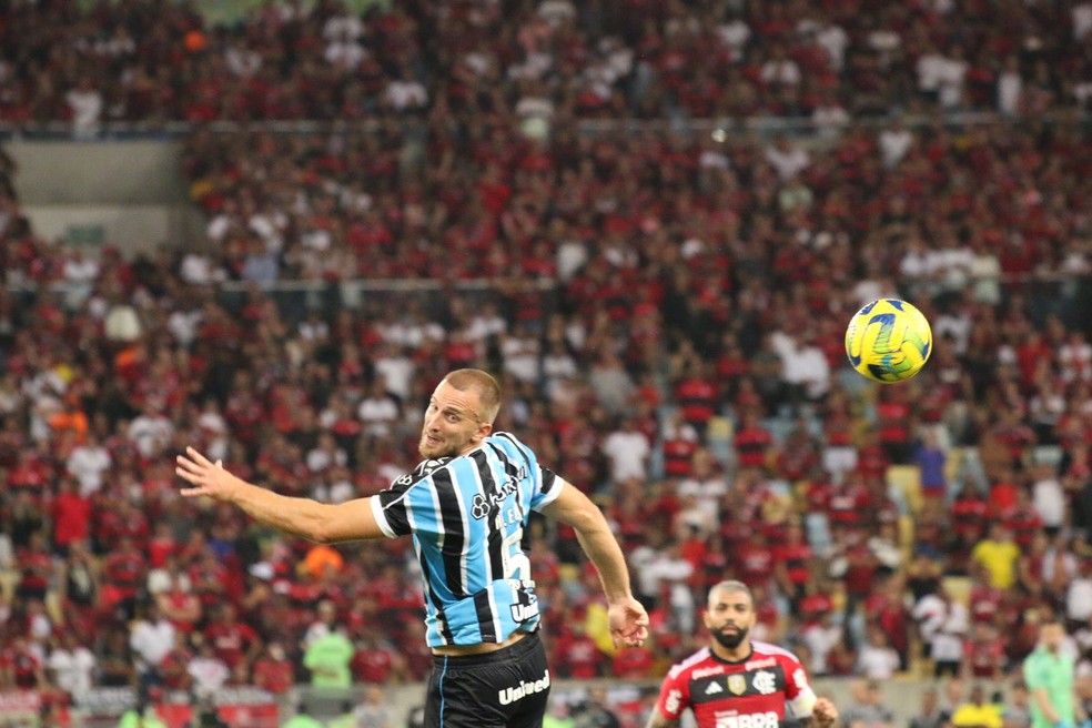 Rodrigo Ely cometeu pênalti no Maracanã — Foto: Eduardo Moura