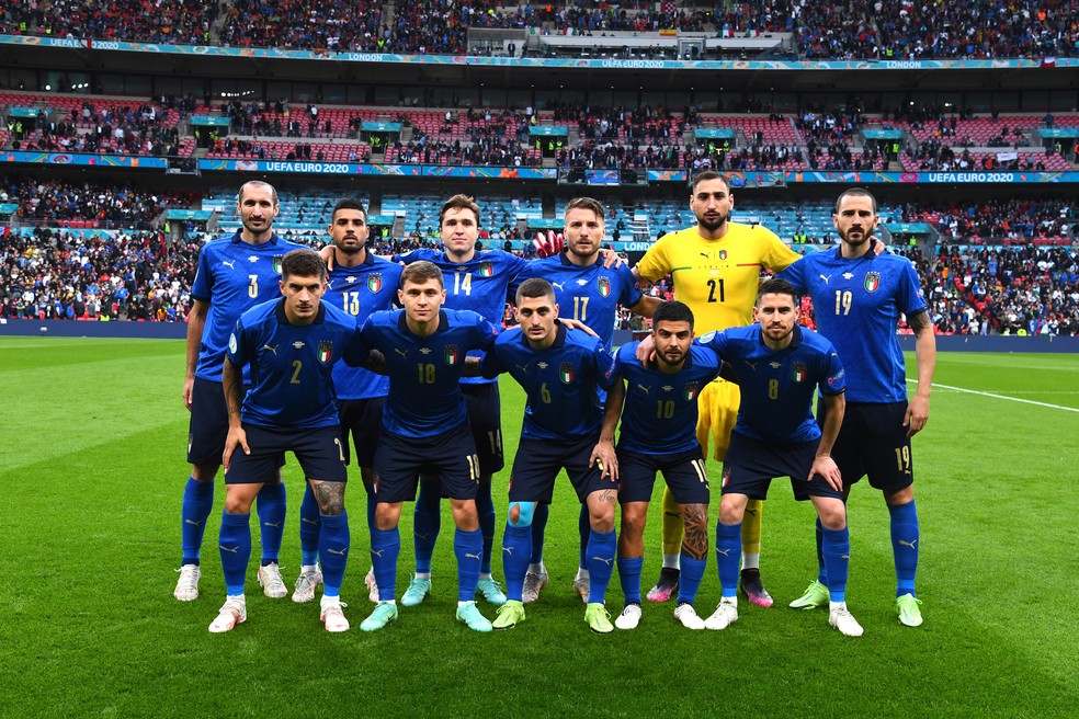 Emerson Palmieri (número 13) e Jorginho (número 8) posam com o resto da seleção da Itália — Foto: Getty Images