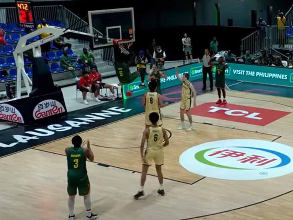 Amadou Seini enterra na própria cesta no duelo entre Camarões e Austrália — Foto: Reprodução