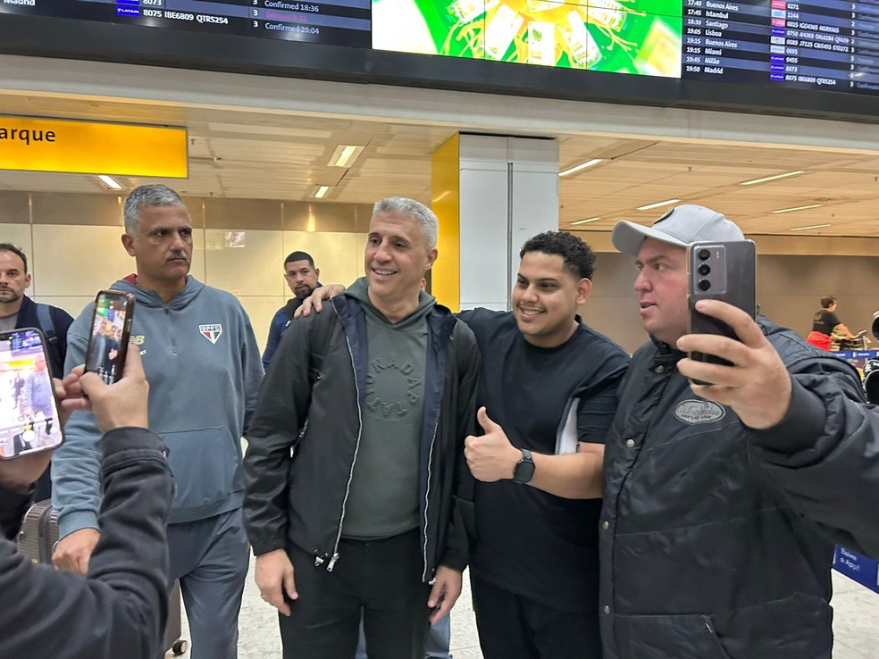 Crespo, novo técnico do São Paulo, na chegada ao Brasil — Foto: Bruno Giufrida