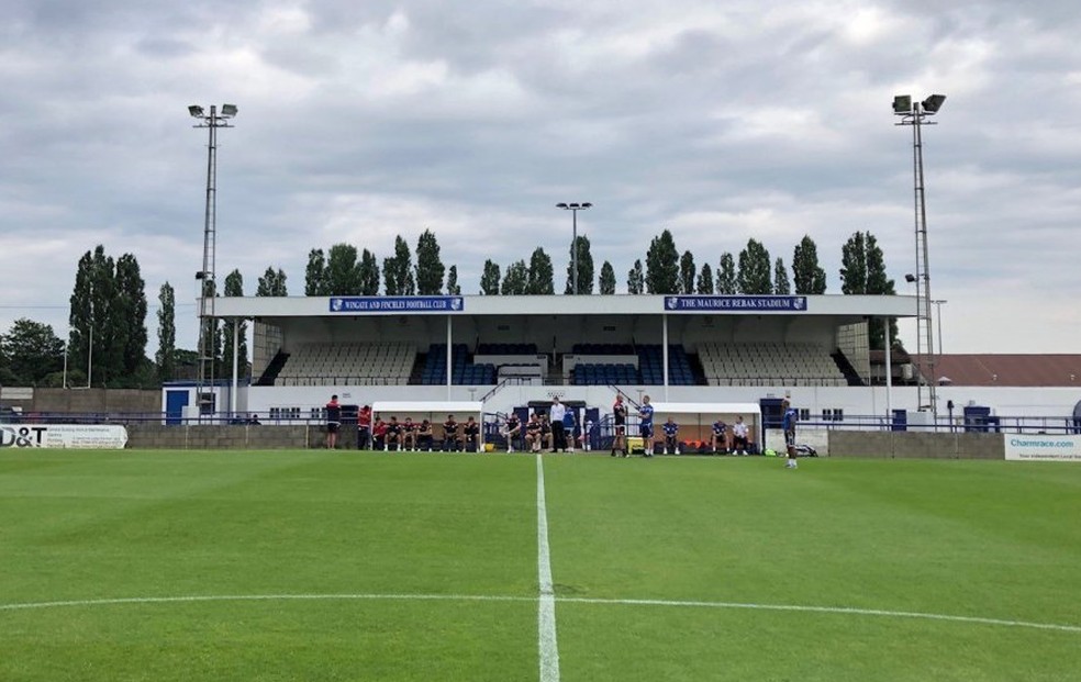 Muro ao lado do gramado no estádio Maurice Rebak, em Londres, Sétima Divisão da Inglaterra — Foto: Reprodução / @AFCMediaXI