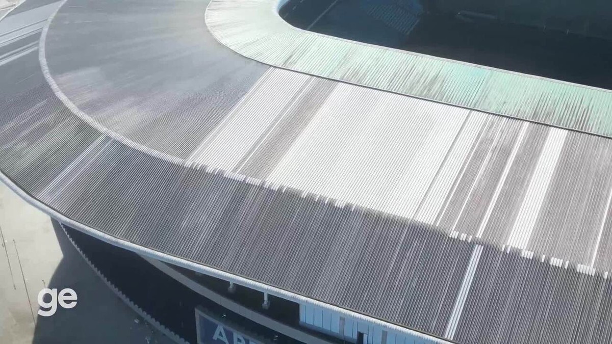 Nível da água recua na Arena do Grêmio e revela banco de reservas.