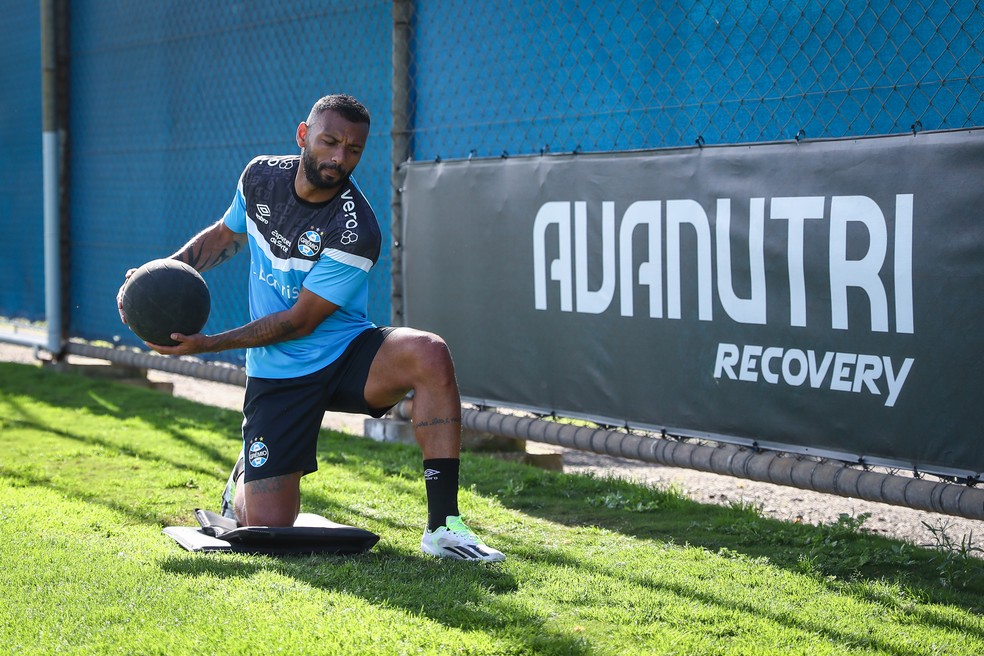 João Pedro, atacante do Grêmio, em treino no CT Luiz Carvalho — Foto: Lucas Uebel/Grêmio