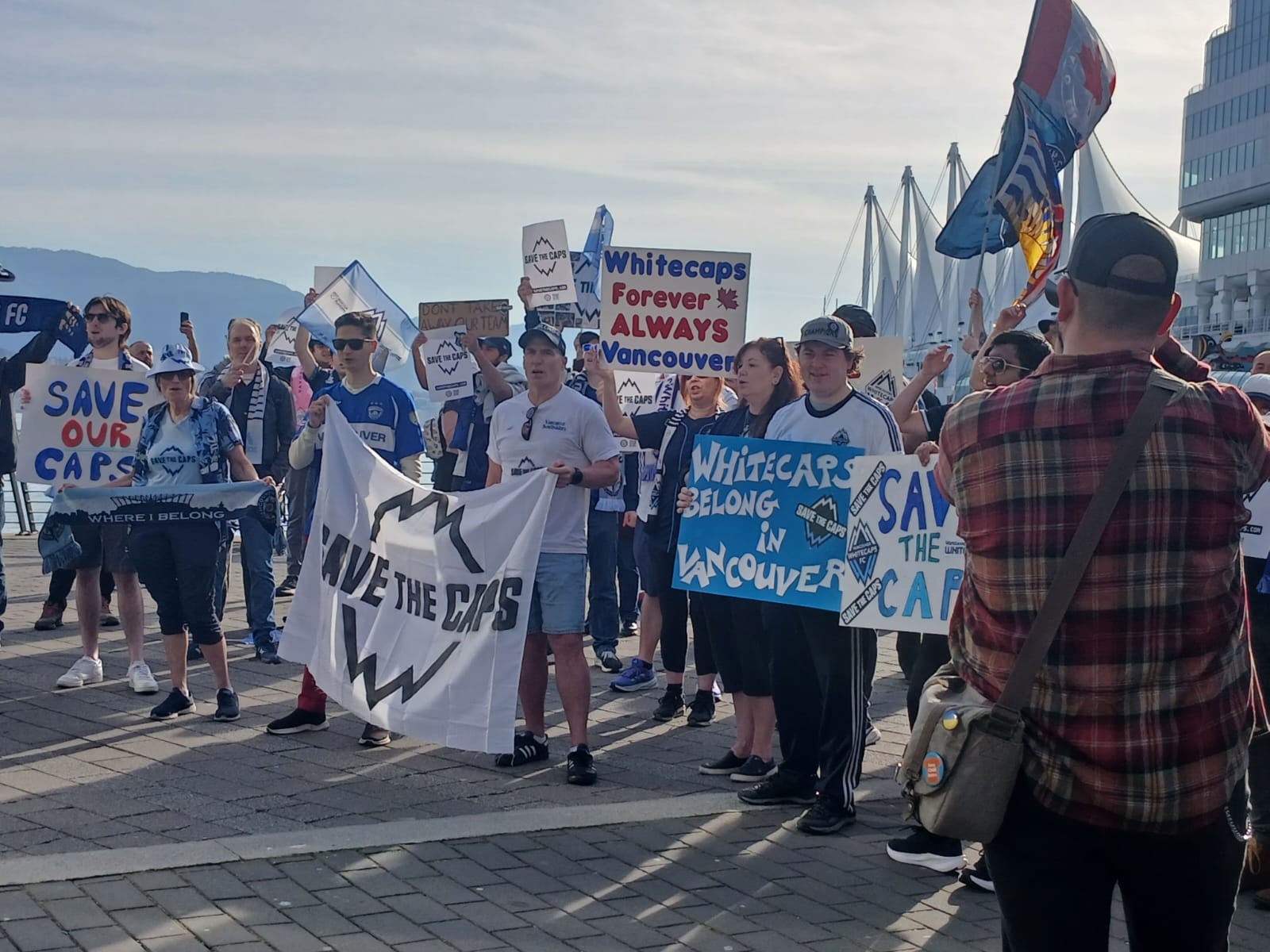 Torcedores canadenses protestam contra mudança de sede de time em frente ao Congresso da Fifa