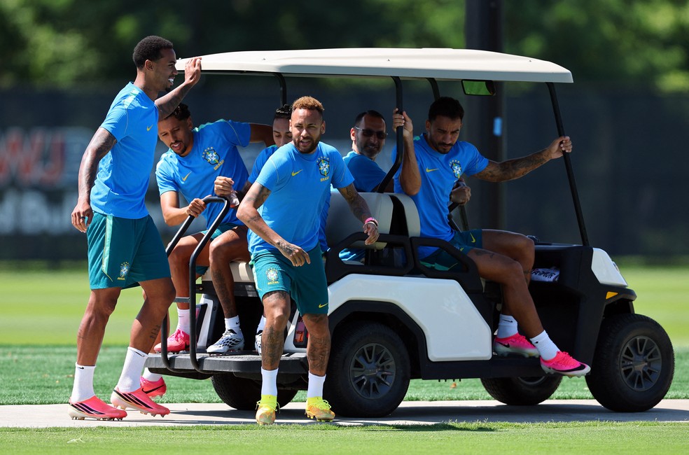Treino da Seleção com jogadores chegando ao gramado