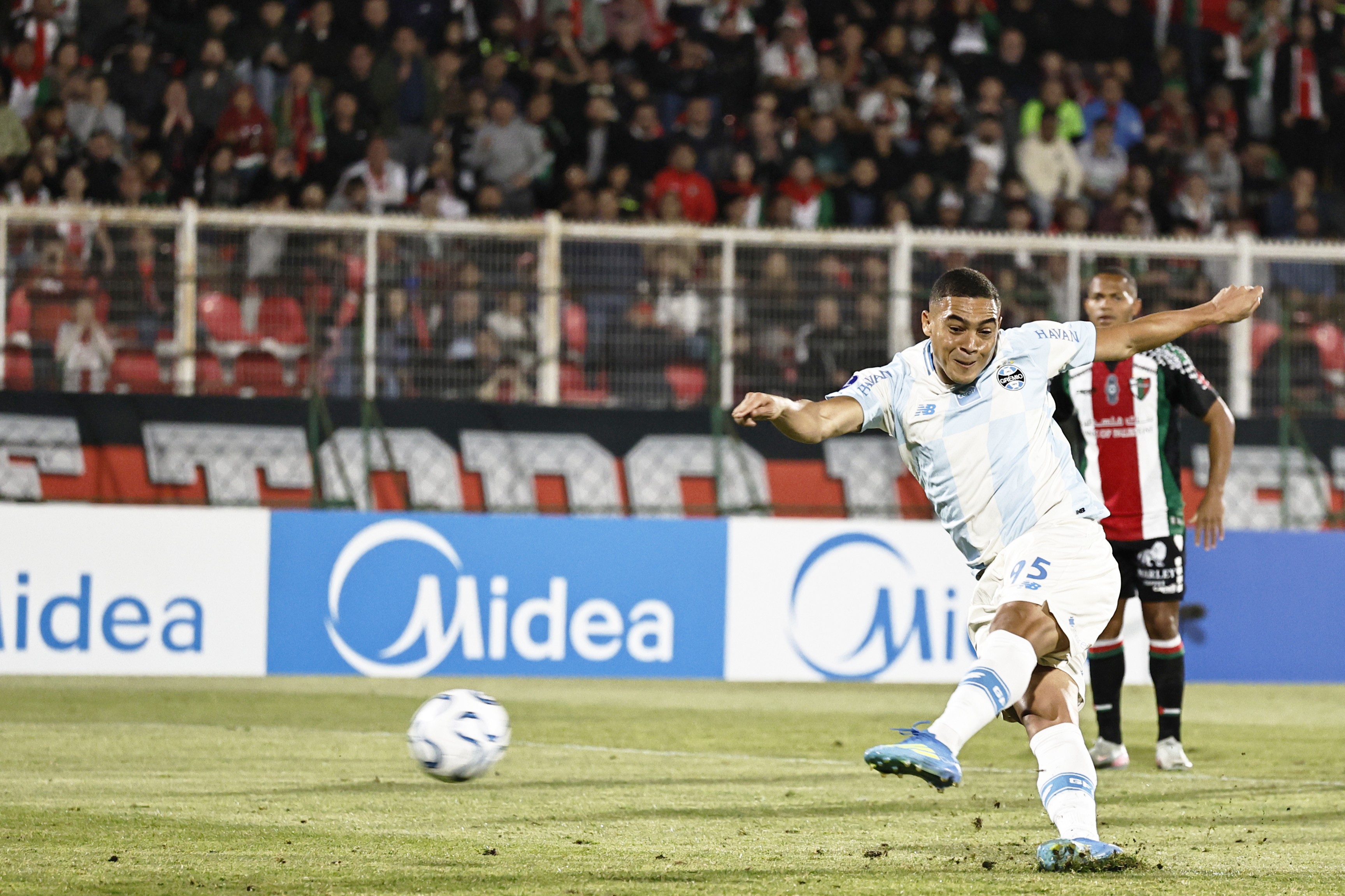 Carlos Vinicius perde três pênaltis seguidos em duelo entre Grêmio e Palestino; assista