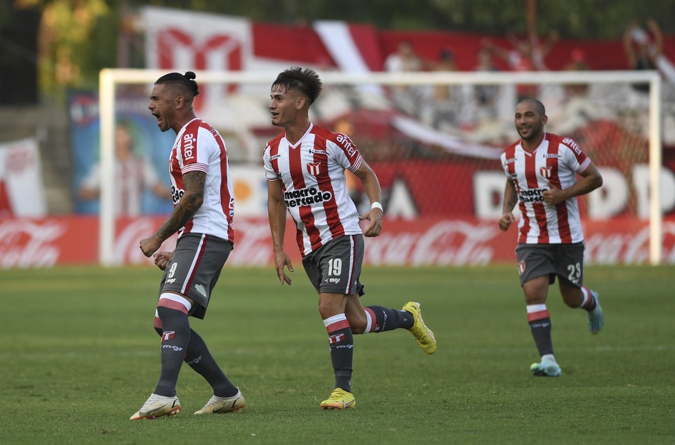 Joaqu&iacute;n Lavega, alvo do Vasco, em a&ccedil;&atilde;o pelo River Plate de Montevid&eacute;u &mdash; Foto: Sandro Pereyra/Agencia Gamba/Getty Images
