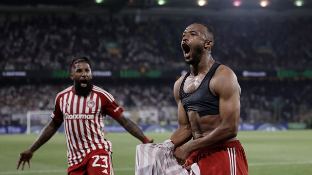El Kaabi e Rodinei comemoram gol do título da Liga Conferência