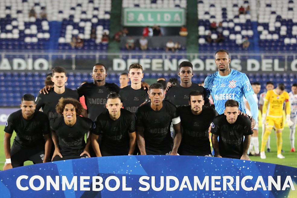 Jogadores titulares do Corinthians contra o Nacional-PAR — Foto: Christian Alvarenga/Getty Images