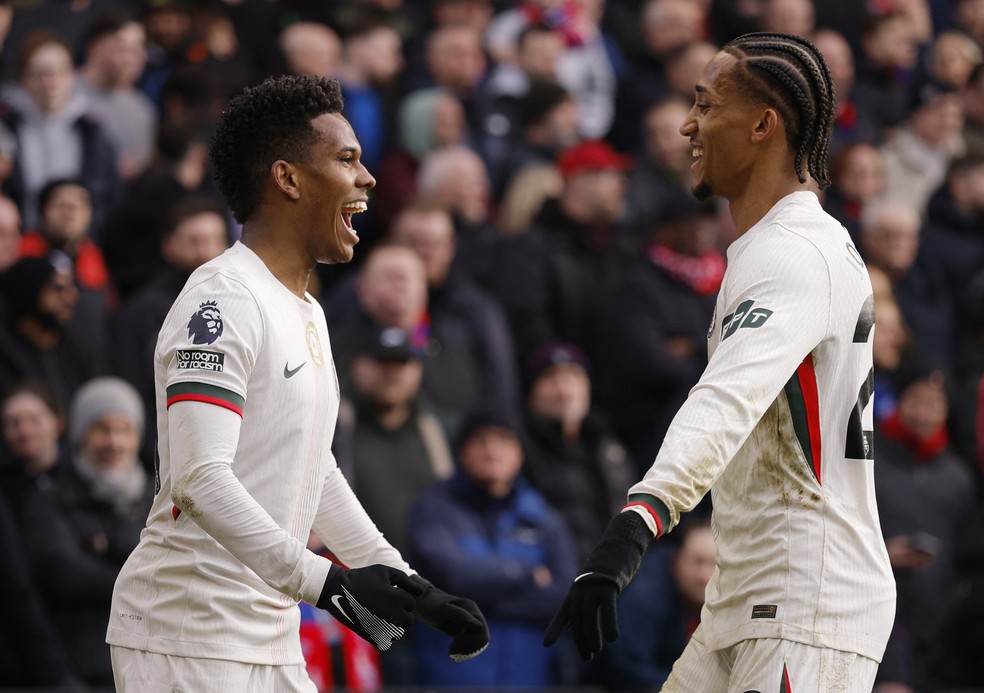 Estêvão e João Pedro celebram: brasileiros marcaram em vitória do Chelsea sobre o Crystal Palace — Foto: Reuters