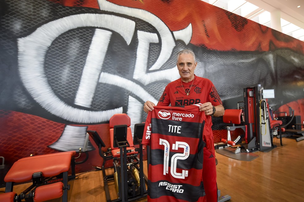 Tite exibe a camisa do Flamengo dentro da academia do Ninho do Urubu — Foto: Marcelo Cortes/Flamengo