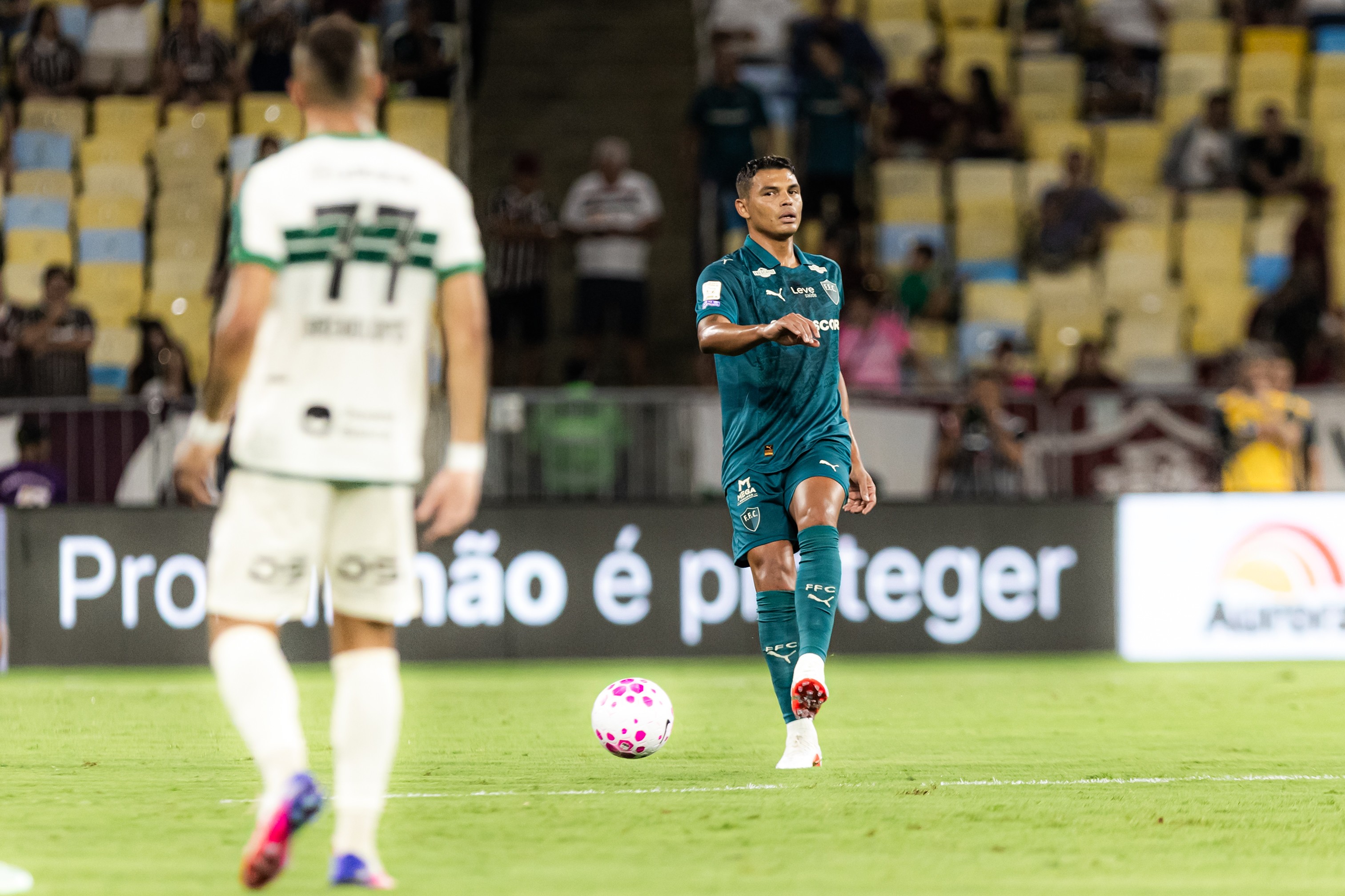 Fluminense estreia novo gramado do Maracanã com goleada, mas Marcão pede melhora para clássico