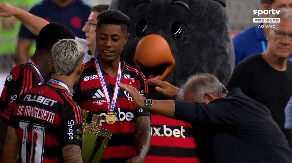 Zico reverenciando os jogadores do Flamengo após o título carioca — Foto: Reprodução / sportv
