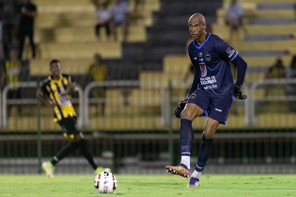 Lucas Arcanjo, do Vitória, é eleito melhor goleiro de abril da Série B -  Folha do Estado da Bahia