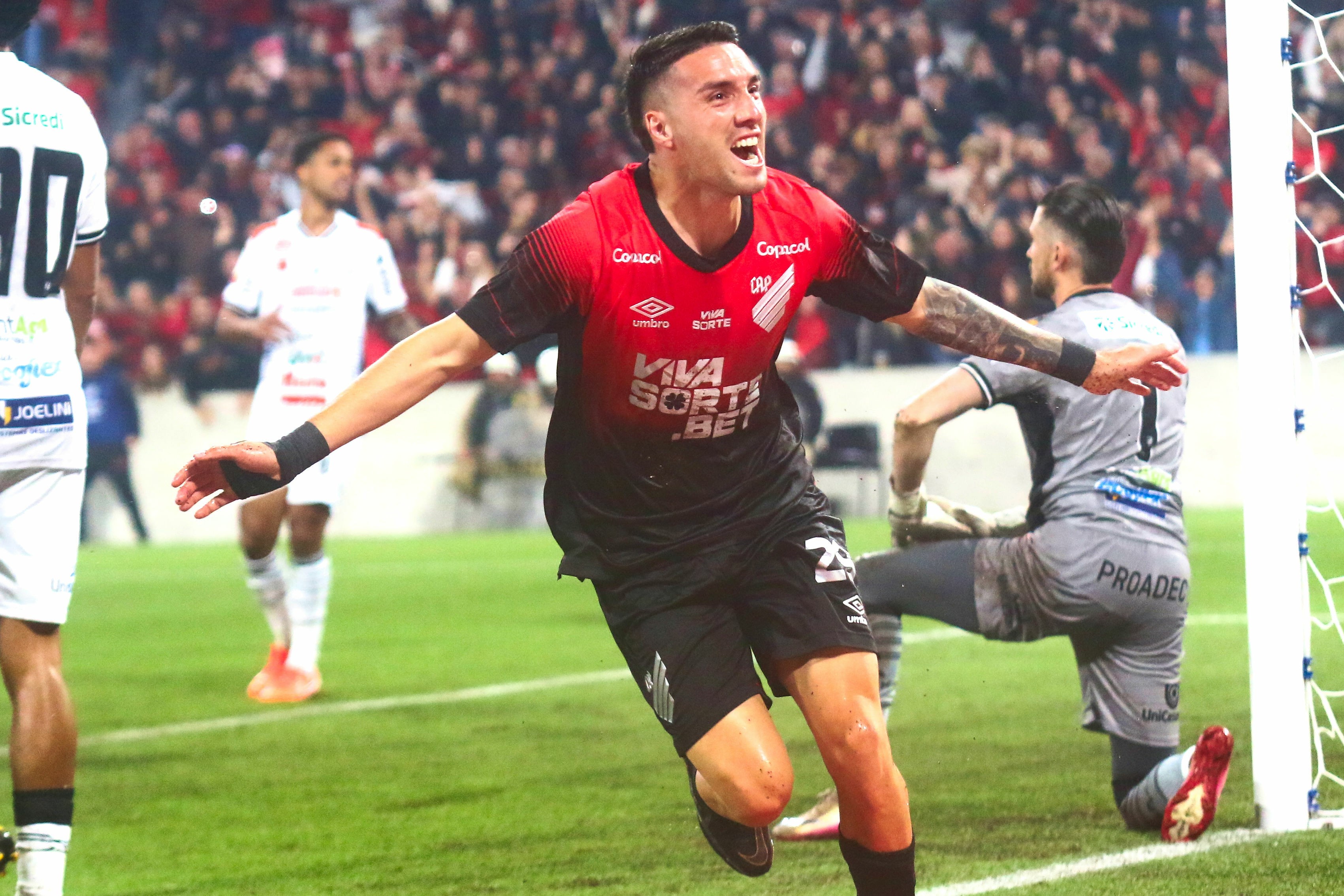 Benavídez sela boa fase no Athletico com gol e ganha elogios