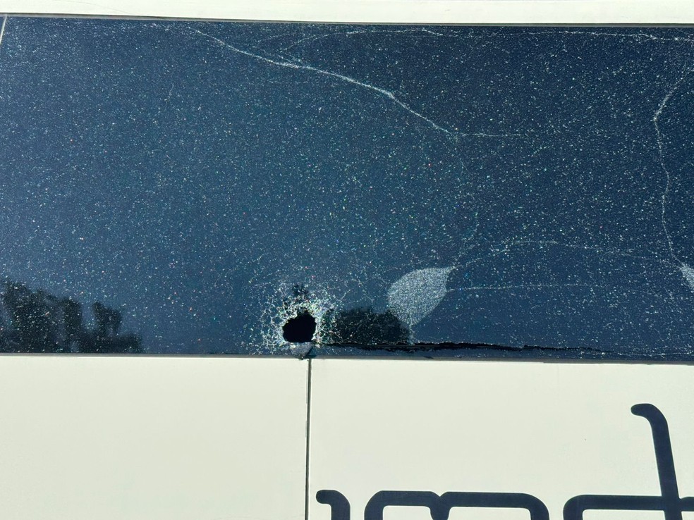 Torcida do Vitória apedreja ônibus que transportava a delegação do Corinthians — Foto: Emilio Botta
