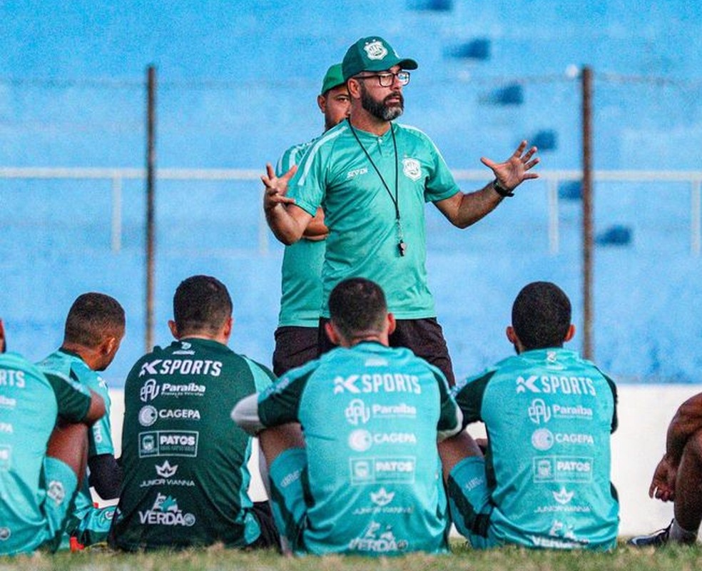 Técnico Rodrigo Fonseca conversando com os jogadores do Nacional de Patos — Foto: Éder Souza / Nacional de Patos