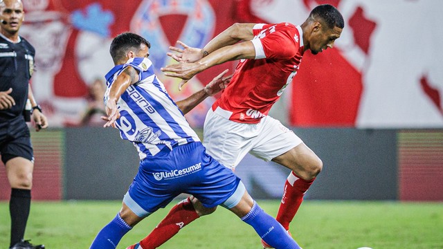 Salatiel acabou expulso no segundo tempo