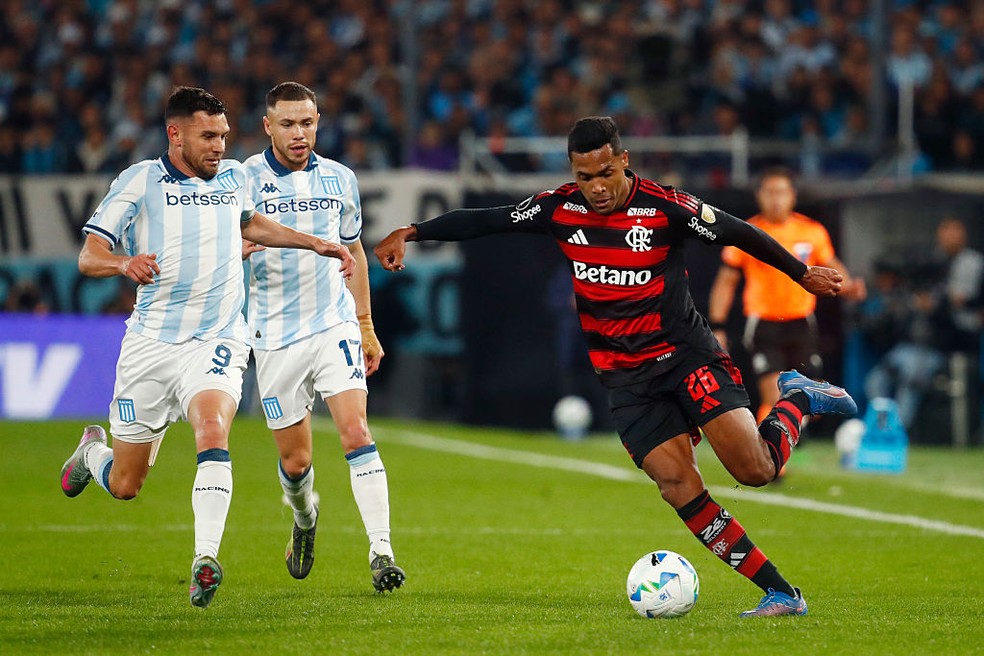 Alex Sandro - Racing x Flamengo - Libertadores 2025 — Foto: Marcos Brindicci/Getty Images