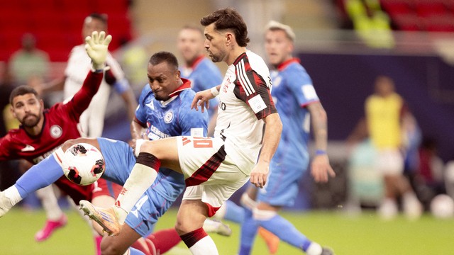 Arrascaeta empurra a bola para gol pela segunda vez contra o Cruz Azul