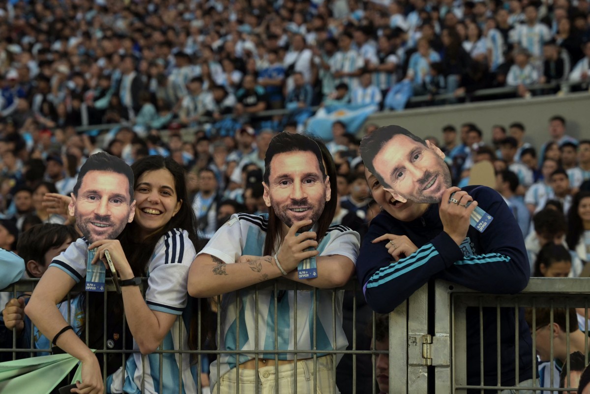 Messi e Scaloni choram no hino em partida de despedida do craque da Argentina