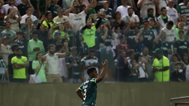 Endrick comemora gol em Palmeiras x Athletico-PR, pelo Brasileirão