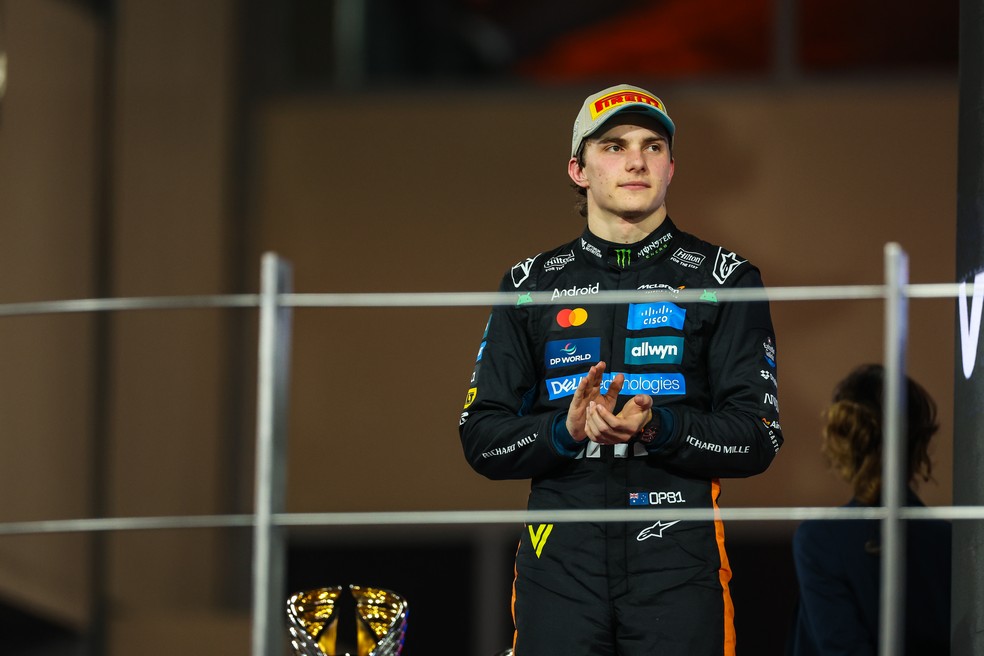 Oscar Piastri no pódio do GP de Abu Dhabi de F1 — Foto: Jayce Illman/Getty Images
