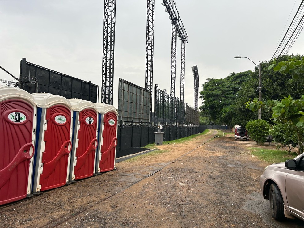 Trilho que passa por trás do estádio do Libertad — Foto: Bruno Giufrida