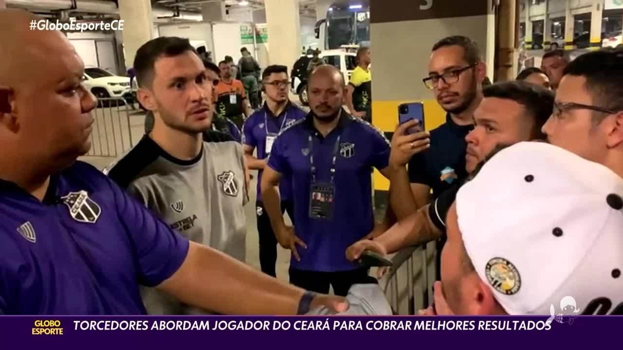 Torcedores abordam jogador do Ceará para cobrança