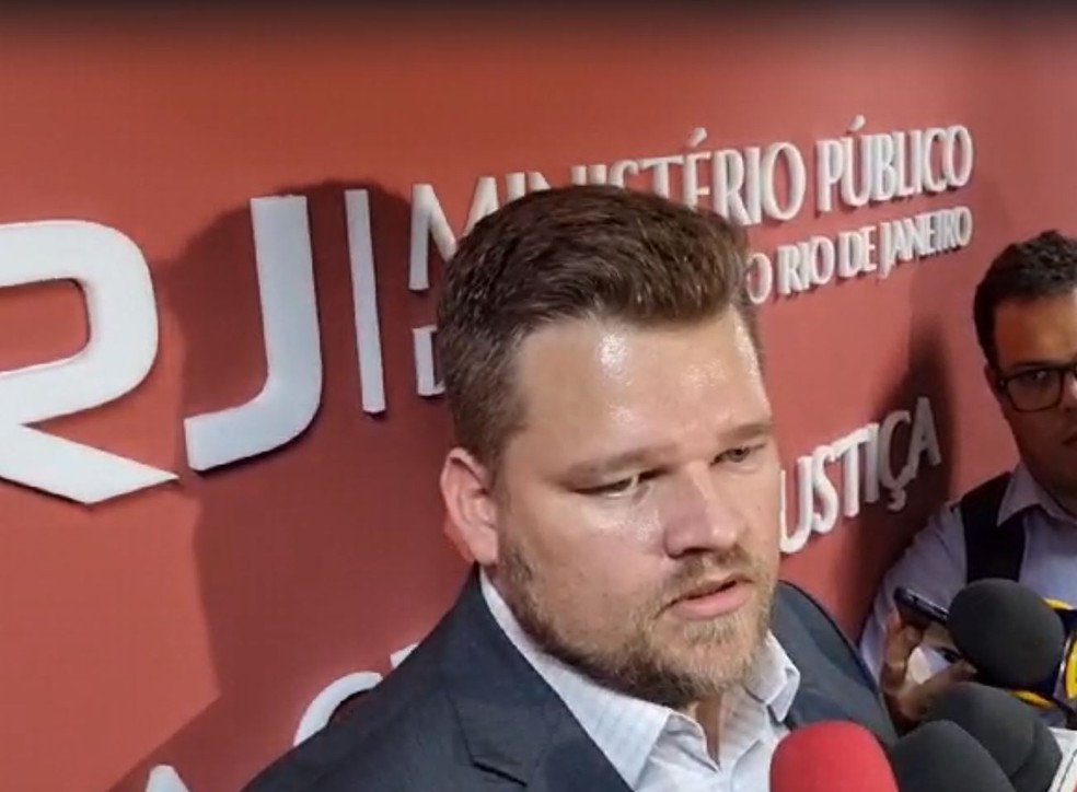 Lúcio Barbosa, CEO da SAF do Vasco, conversa com jornalistas na sede do Ministério Público — Foto: Ronald Lincoln Jr. / ge