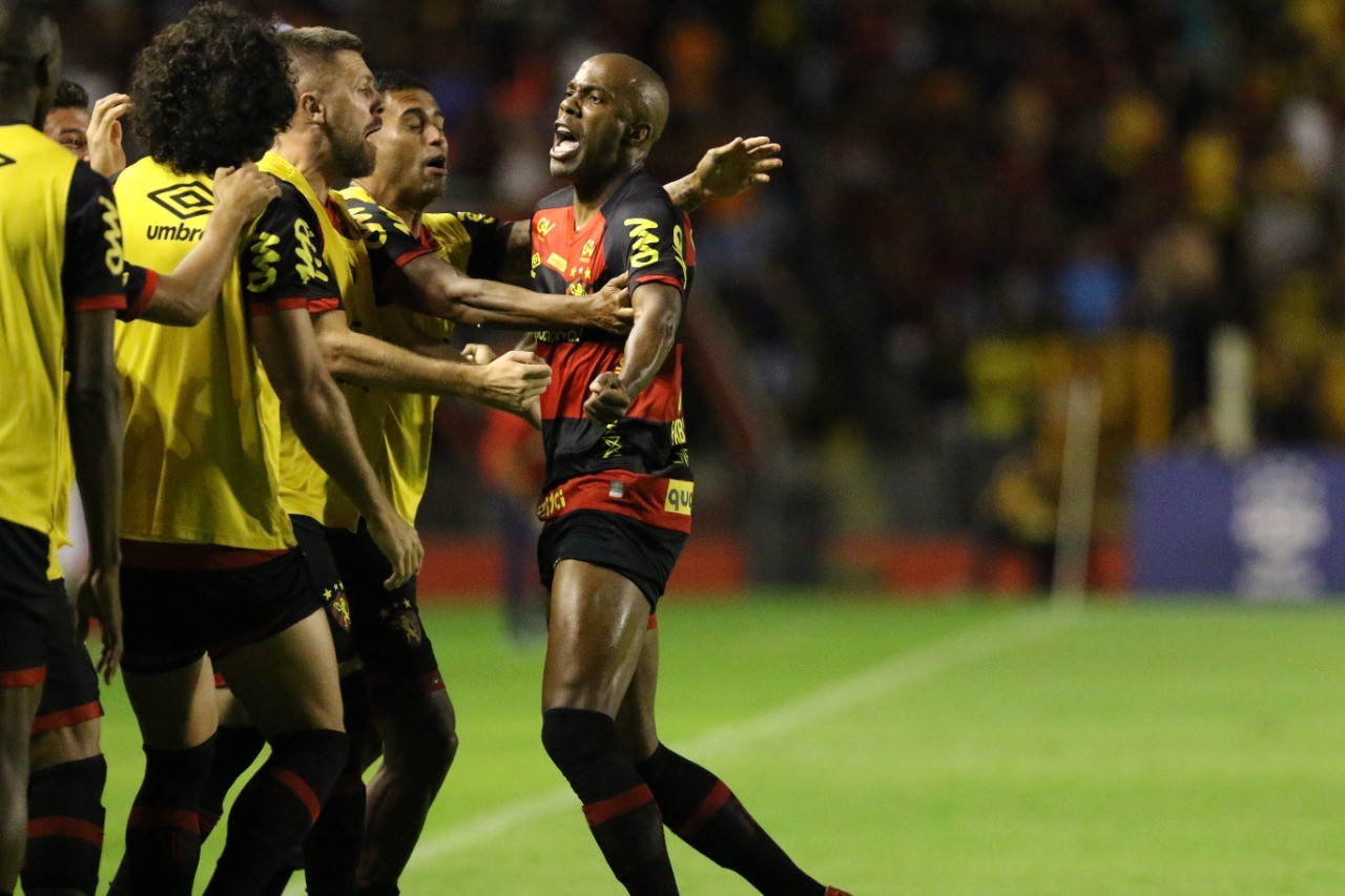 Ronaldinho marca e Whindersson Nunes se lesiona em jogo