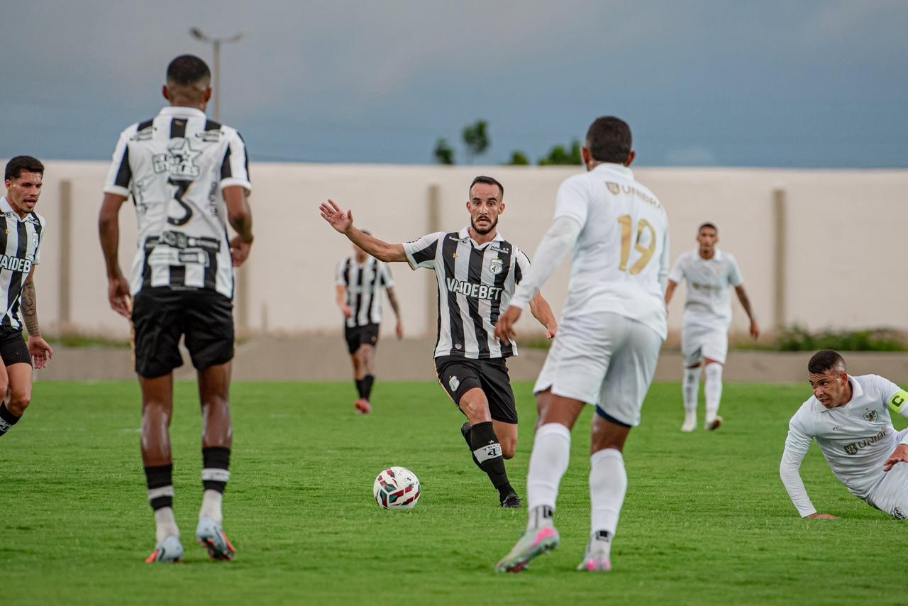 Petrocelli valoriza fase goleadora no Treze, mas aponta jogo coletivo como mérito de Adriano Souza