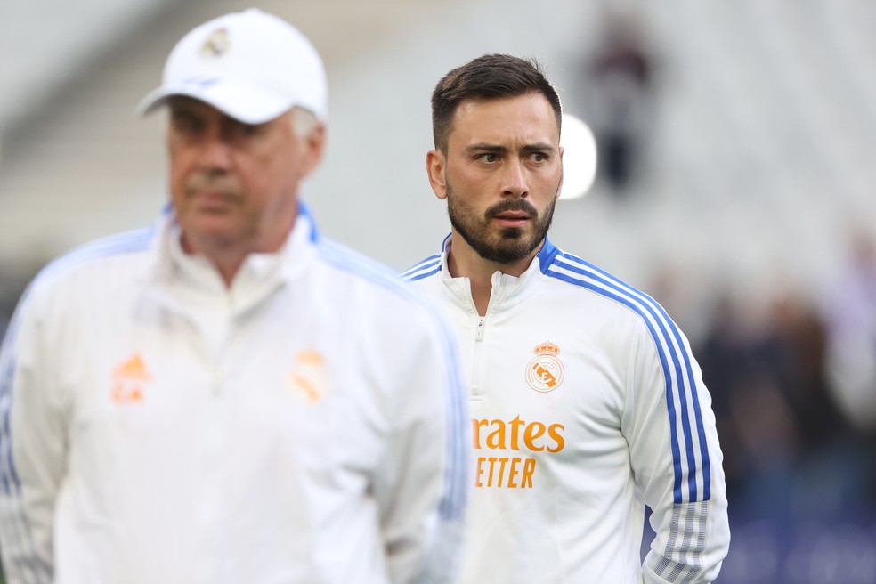 Davide Ancelotti ao lado do pai no Real Madrid — Foto: Matthew Ashton - AMA