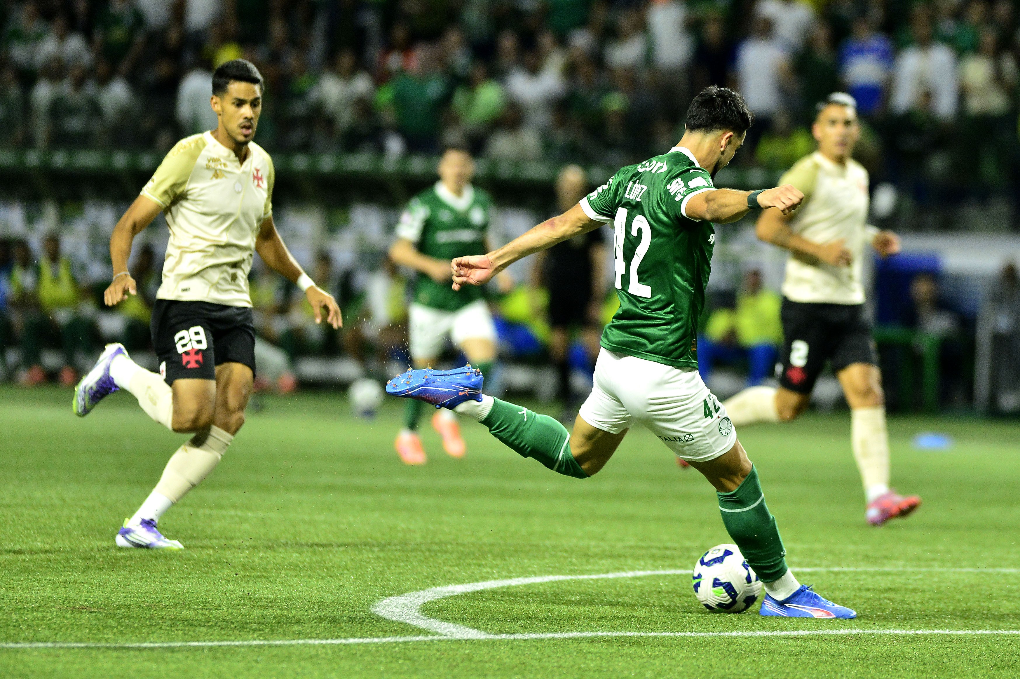 Com dúvida sobre retorno de Cuesta, Diniz vê confiança dos substitutos da zaga em baixa no Vasco